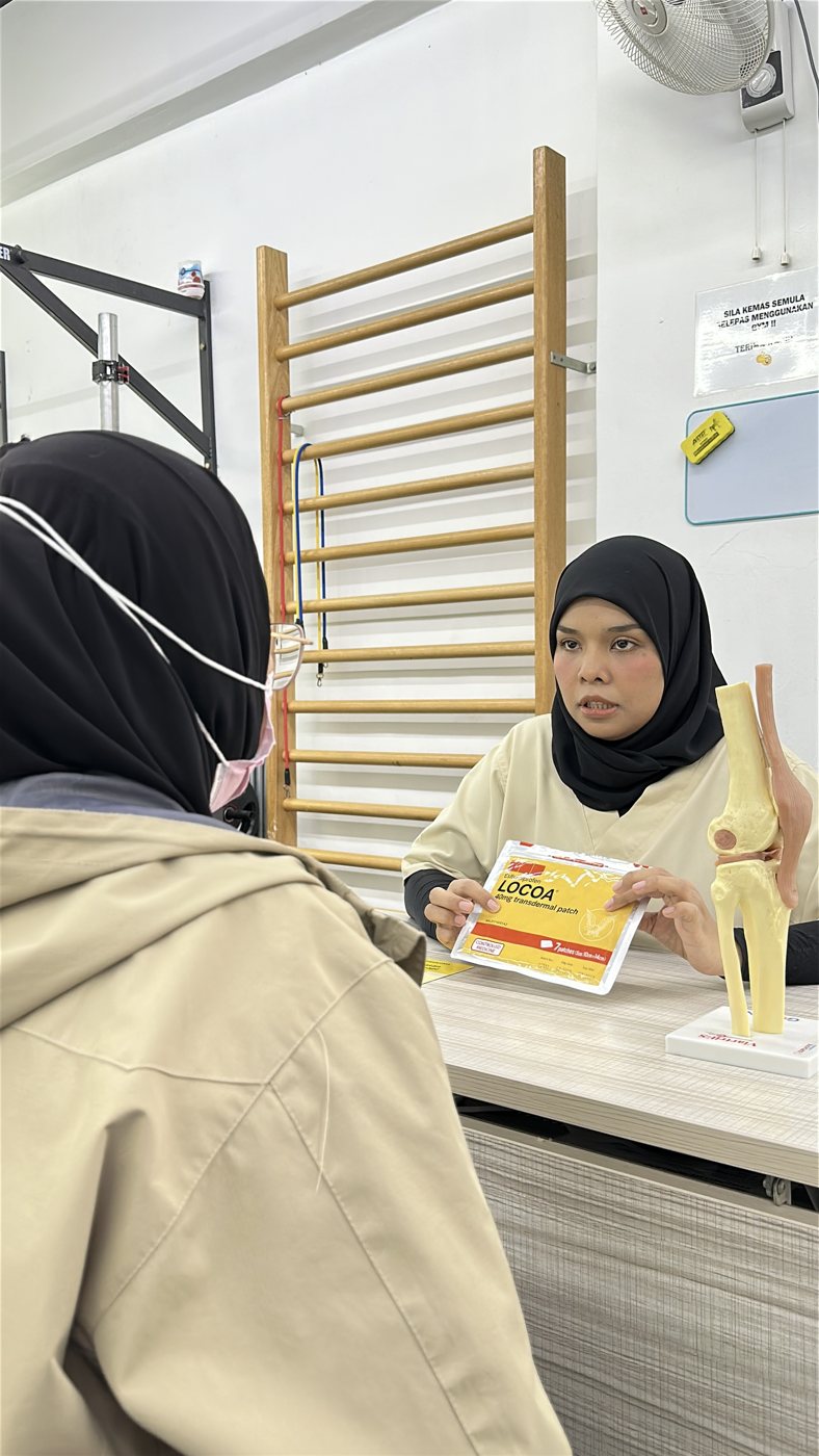 Elderly rehabilitation consultation with knee anatomy model